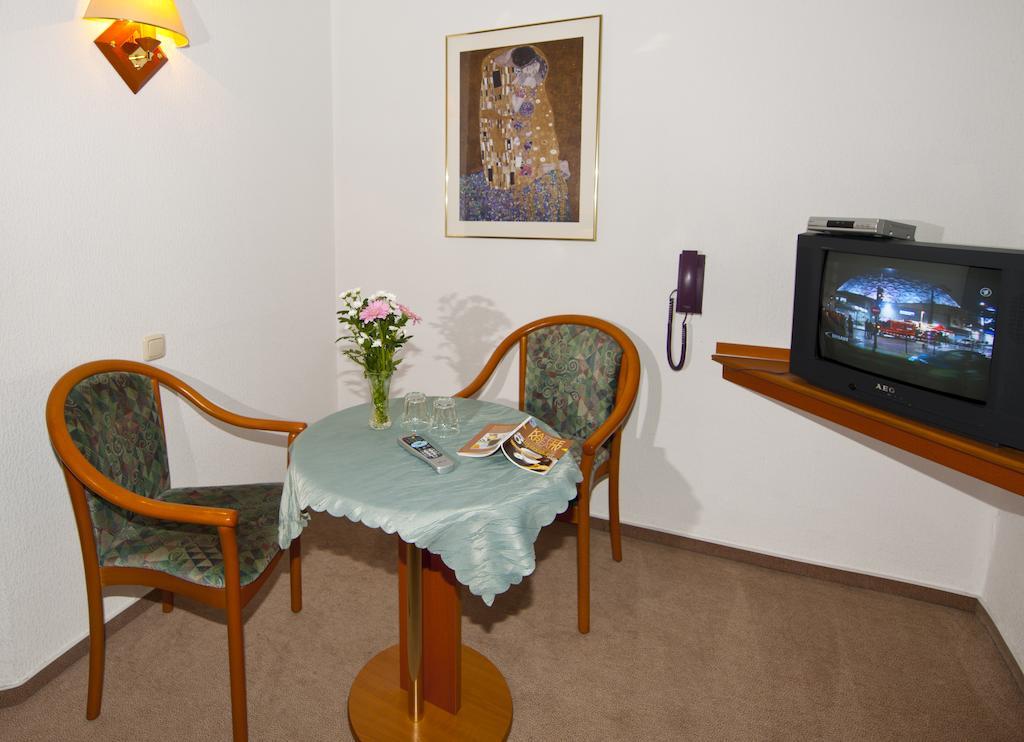 Pension Cafe Suzette Gotha Kamer foto